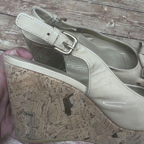 Stuart Weitzman Womens Patent Leather Peep Toe Slingback Wedges Beige Size 9.5 - Picture 10 of 12